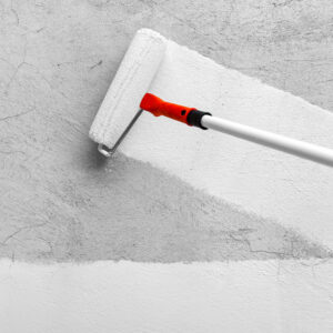 aplicar-sellador-en-pared
